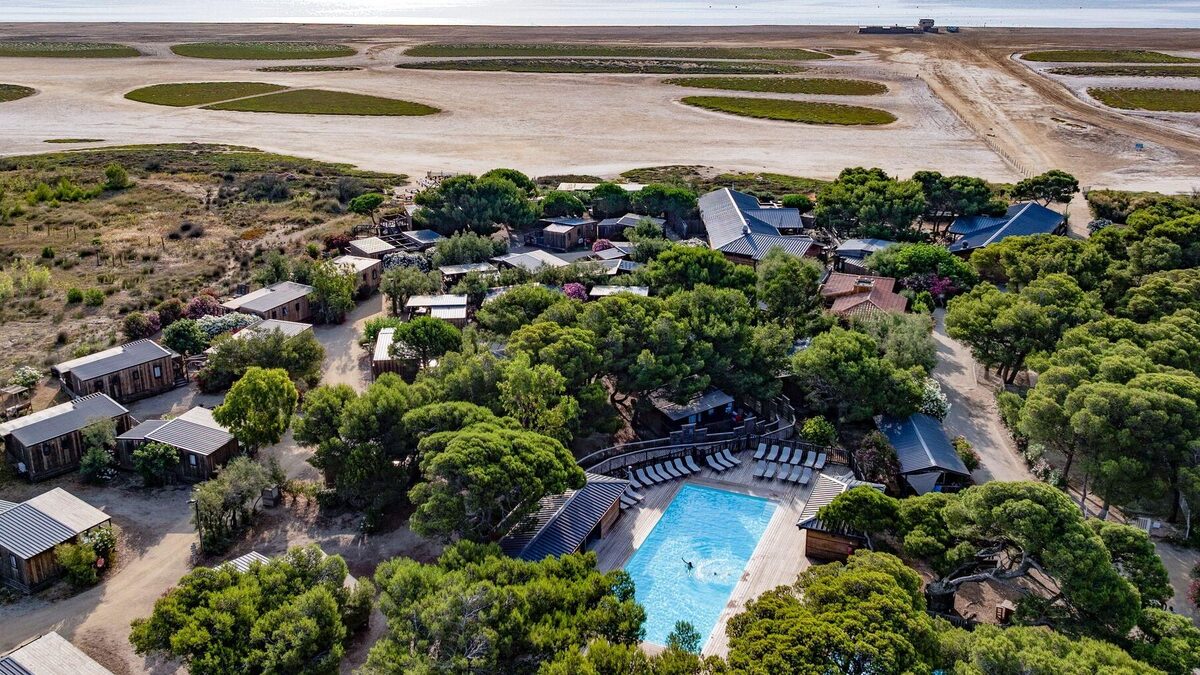 Piscines chauffées, poêles à bois et spas : comment les campings séduisent les vacanciers après l’été